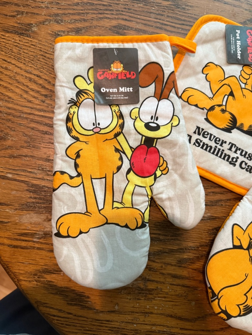 Garfield Oven Mitt and Mini Mitt Set - Orange & White - Picture 2 of 5